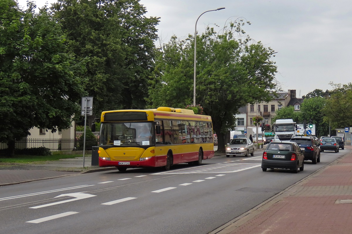 80275
Scania jedzie jako kurs linii numer 22 â MakĂłwka PÄtla (7:35)-Grodzisk Maz. Dw. PKP (7:55). 
DzieĹ wczeĹniej, policja zabraĹa kilkunastu grodziskim VDL-om ProCity dowody ze wzglÄdu na zĹy stan techniczny i PKS zmuszony zostaĹ do wyciÄgniÄcia w zastÄpstwie z przysĹowiowych krzakĂłw kilkunastu Scanii, w tym powyĹźszej. ĹÄcznie musiaĹo ich wyjechaÄ czternaĹcie choÄ pierwotnie plan przewidywaĹ wykorzystanie raptem dwĂłch. 
