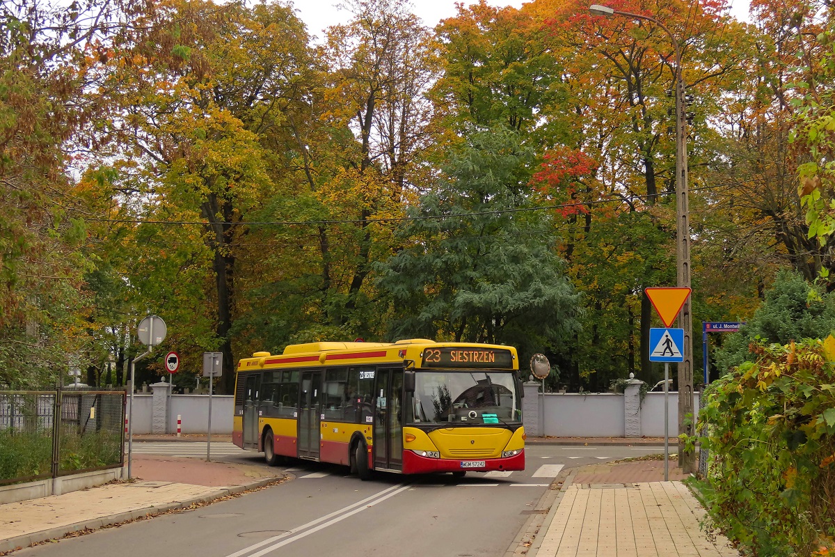 80275
Scania jedzie jako kurs linii numer 23 â Grodzisk Maz. Dw. PKP (12:30)-SiestrzeĹ (13:13). 
Słowa kluczowe: jesieĹ