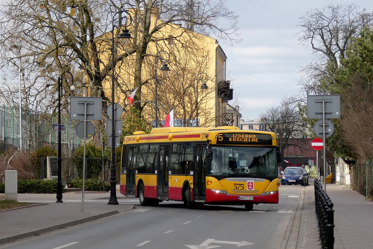 80275
Scania (dawna A575) jedzie w obsłudze kursu „5846” linii numer 5 w relacji Grodzisk Maz. Dw. PKP (13:07)-Izdebno Pętla (13:48). 
