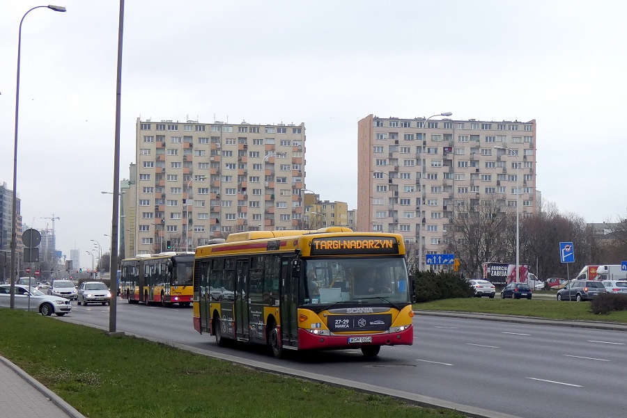 30010
Scania jedzie w obsĹudze kursu linii specjalnej PTAK WARSAW EXPO w relacji Warszawa Centrum (10:00)-PaszkĂłw (10:22). W tle widoczny jest Solbus SM18 #2015 zjeĹźdĹźajÄcy do zajezdni Kleszczowa po zakoĹczeniu na Rondzie DaszyĹskiego obsĹugi dodatku 023/105.  
