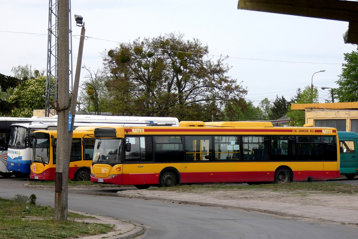 80297 (M711)
Scania oczekujÄca na rozpoczÄcie kontraktu na ZKA na odcinku Otwock-Pilawa-DÄblin (juĹź z prawidĹowym numerem taborowym Kolei Mazowieckich), zepsuty SanCity #40001 i  jeĹźdĹźÄcy obecnie na szkoĹach w Mszczonowie Autosan H9-21 #50786 stojÄ na terenie zajezdni. 
