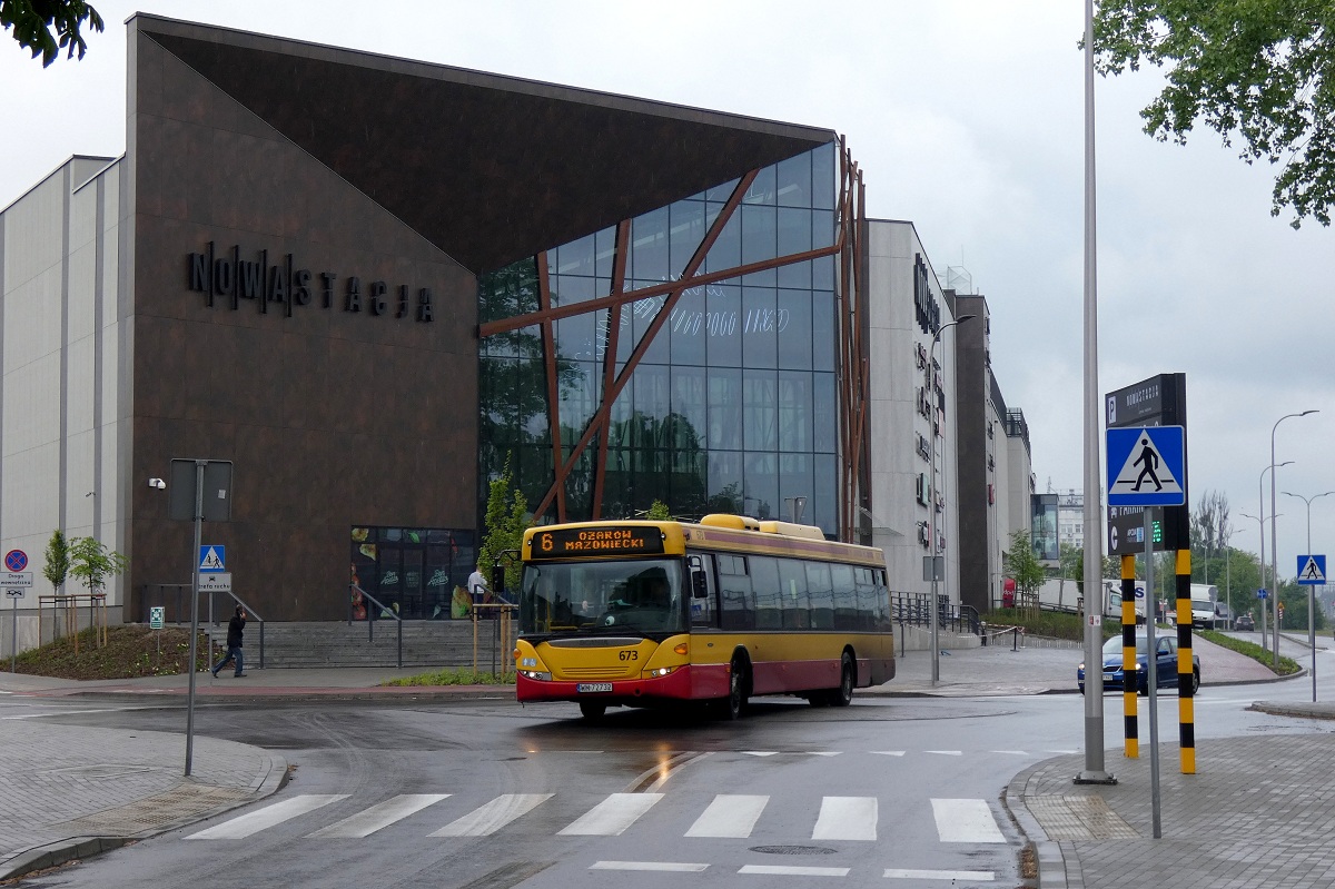 80283
Scania jedzie w obsĹudze kursu linii numer 6 w relacji PruszkĂłw Os. Staszica (9:37)-OĹźarĂłw Mazowiecki PKP (10:02).
Przy okazji wybudowania widocznej za ScaniÄ galerii "Nowa Stacja", postanowiono w tym miejscu stworzyÄ mini rondo celem pĹynniejszego ruchu w tym rejonie. Pokonanie tego ronda dla wiÄkszoĹci wozĂłw grodziskiego PKS-u stanowi jednak nie lada wyzwanie czego przykĹadem jest ta fotografia. 
