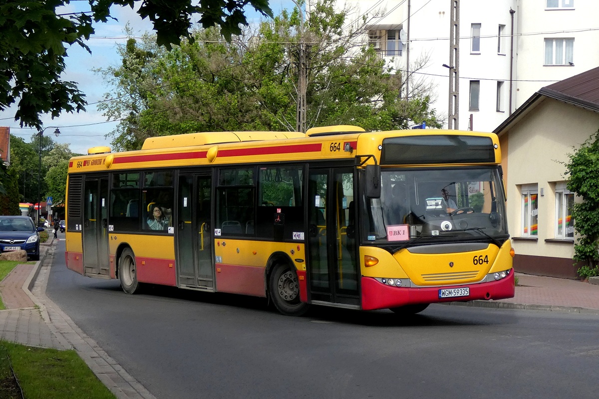 80267 (ex. 49664)
Scania (ex. A567, ex. 49664) jedzie w obsĹudze kursu â5457â linii BK w relacji Grodzisk Maz. Dw. PKP (16:50)-Grodzisk Maz. Dw. PKP (17:13) p. Grodzisk Maz. Os. Teligi (17:00). 
WyglÄdaĹo na to Ĺźe liczba czynnych Scanii po zakoĹczonej pracy w sieci WTP (z wyjÄtkiem 64225 jeĹźdĹźÄcej na L-kach w Starych Babicach) bÄdzie juĹź tylko maleÄ. Tymczasem oprĂłcz pracy w komunikacjach miejskich w Grodzisku, Pruszkowie, ZÄbkach, Sochaczewie, MiĹsku czy na liniach pracowniczych i dowozowych do centrĂłw handlowych w Warszawie i okolicach, w ostatnim czasie PKS pozyskaĹ nowe kontrakty na swoje Scanie - na liniach zastÄpczych za pociÄgi Kolei Mazowieckich na odcinku Otwock-Pilawa czy na Lotnisku Chopina (tutaj jest to co prawda rozszerzenie kontraktu na wiÄkszÄ liczbÄ wozĂłw z 2 do 8). RĂłwnieĹź powyĹźszy wĂłz zostaĹ niedawno wskrzeszony - na razie pracuje na komunikacji w Grodzisku gdzie ich ilostan w ostatnim czasie pomniejszych siÄ o kilka Scanii oddanych na rzecz ZKA Kolei Mazowieckich. 
