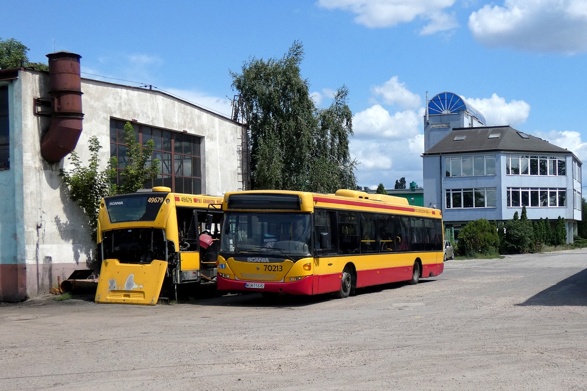 70213
Scanie #70213 (ex. A513, 49652) oraz #80295 (ex. A595, 49679) stojÄ na terenie pruszkowskiej zajezdni PKS Grodzisk przy ul. BryĹy w oczekiwaniu na zatrudnienie (w przypadku #70213) bÄdĹş jako dawcy czÄĹci (w przypadku #80295). 
