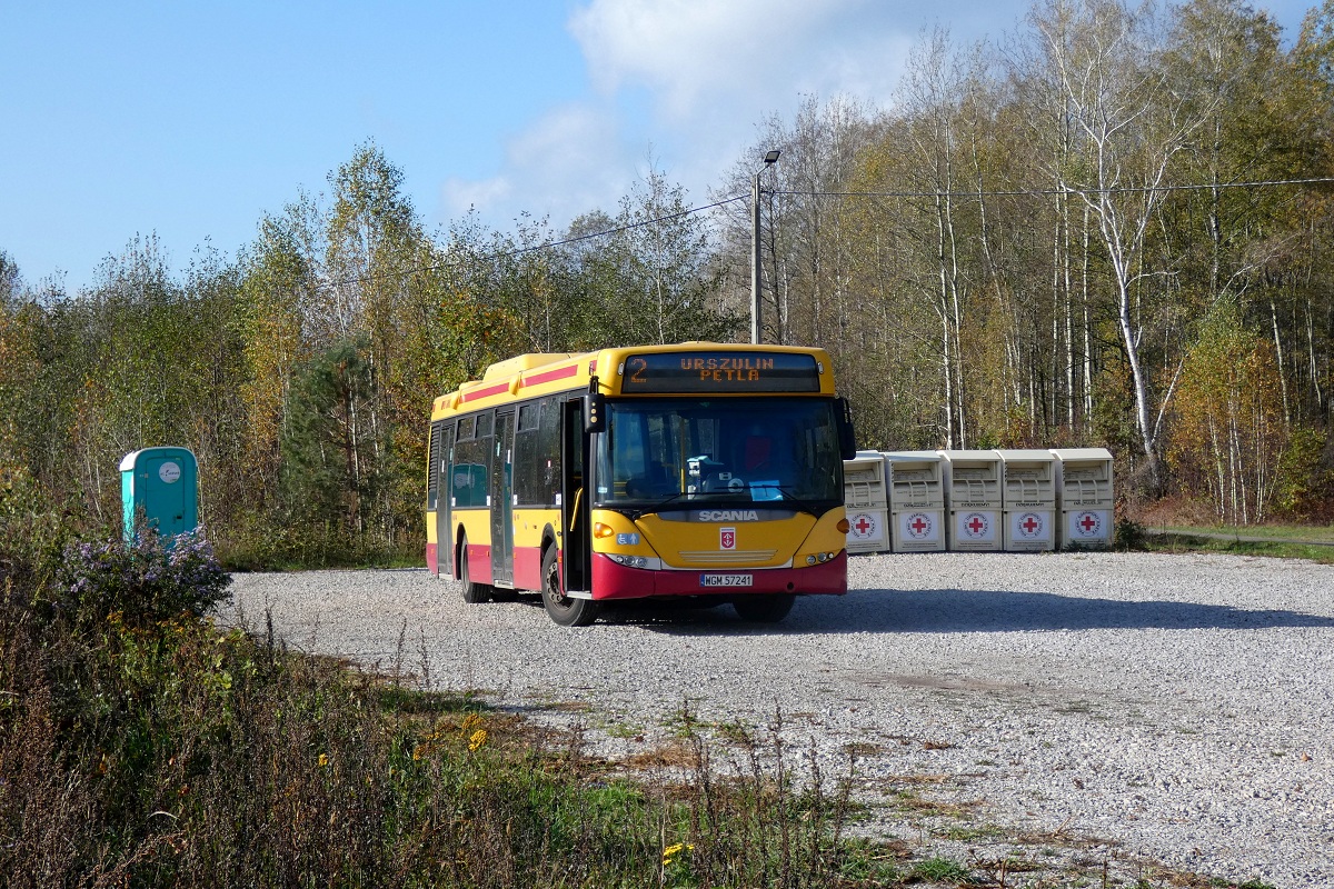 80272
Scania stoi na pÄtli po wykonaniu kursu â5119â linii numer 2 w relacji SiestrzeĹ (10:32)-MakĂłwka (11:15). NastÄpnie wykona kurs â5118â linii numer 2 w relacji MakĂłwka (11:35)-Urszulin PÄtla (12:24).
Dotychczasowa pÄtla znajdujÄca siÄ przy DW 579 wraz z rozpoczÄciem przebudowy tej drogi zostaĹa zlikwidowana, w jej miejsce urzÄdzono prowizorycznÄ pÄtlÄ na posesji Pani SoĹtys (ponad kilometr od dotychczasowej pÄtli). Dodatkowo na pÄtli postawiono toi toi dla kierowcĂłw co w tym regionie pĂłki co nie jest jeszcze normÄ. 
Słowa kluczowe: DziwadĹo