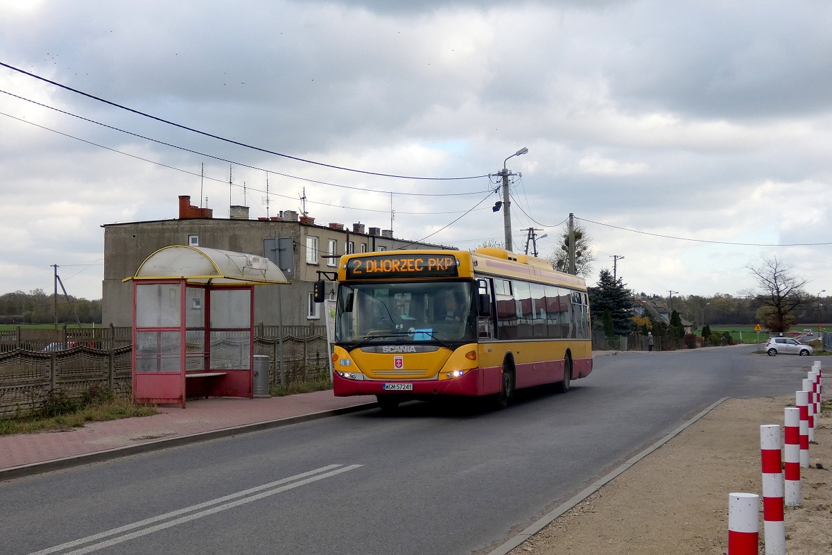 80272
Scania stoi na przystanku âUrszulin PÄtla 01â po wykonaniu kursu â5118â linii numer 2 w relacji MakĂłwka (11:35)-Urszulin PÄtla (12:24). NastÄpnie wykona kurs â5123â linii numer 2 w relacji Urszulin PÄtla (12:31)-Grodzisk Maz. Dw. PKP (12:55). Pozdrowienia dla Kierowcy! 
W chwili obecnej liczba kursĂłw grodziskiej komunikacji z/do Urszulina nie jest zbyt duĹźa i wynosi ona raptem 7 par kursĂłw (linie 2 i 9). Ma to siÄ zmieniÄ wraz z uruchomieniem oĹrodka szkoleniowego warszawskiej Legii. Wtedy to liczba kursĂłw ma siÄ znaczÄco zwiÄkszyÄ, zaĹ same kursy majÄ byÄ wydĹuĹźone dalej w okolice Starej Wsi gdzie bÄdzie moĹźliwa przesiadka do autobusĂłw WTP (w tej chwili jest to linia 733). 
Słowa kluczowe: DziwadĹo