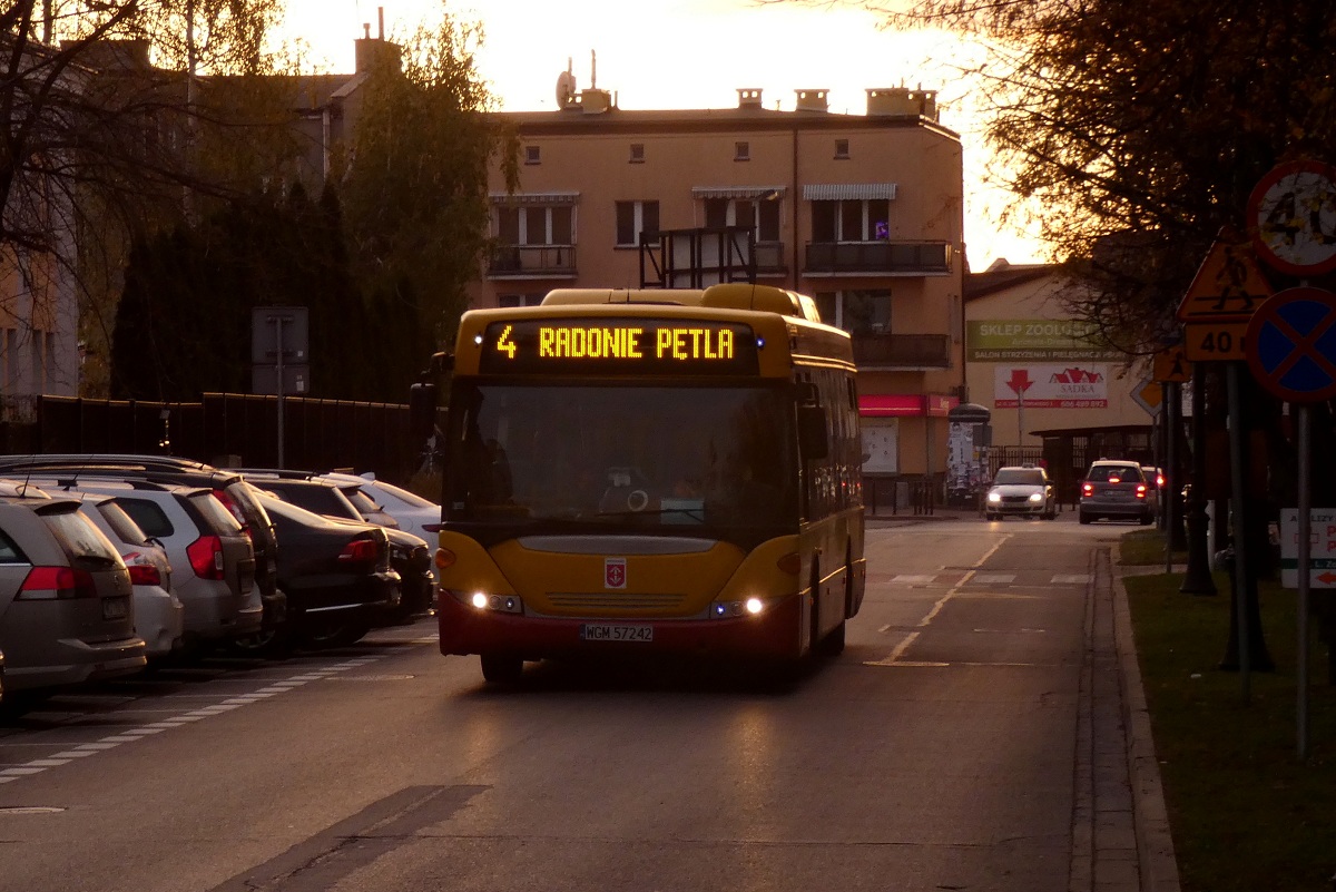 80275
Scania wykonuje kurs â5077â linii numer 4 w relacji BaranĂłw PÄtla SzkoĹa (15:10)-Radonie PÄtla (16:15). 


