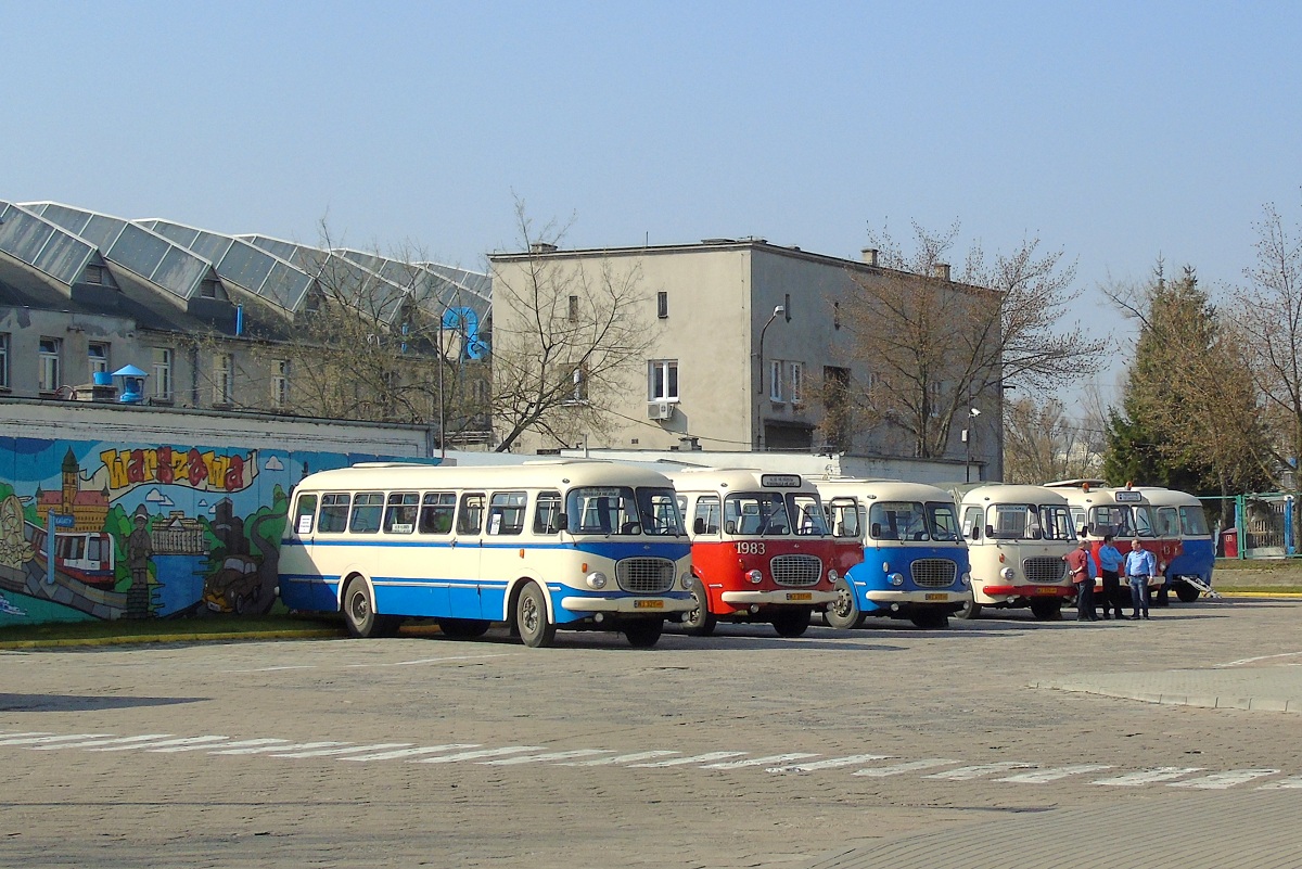 8081
TytuĹowy OgĂłrek wraz z OgĂłrkami o numerach #1983, #8058, #8083, #643 i przyczepÄ #618 stojÄ wystawione na CWS podczas obchodĂłw 35-lecia istnienia KMKM. 
Słowa kluczowe: 35lecieKMKM J043