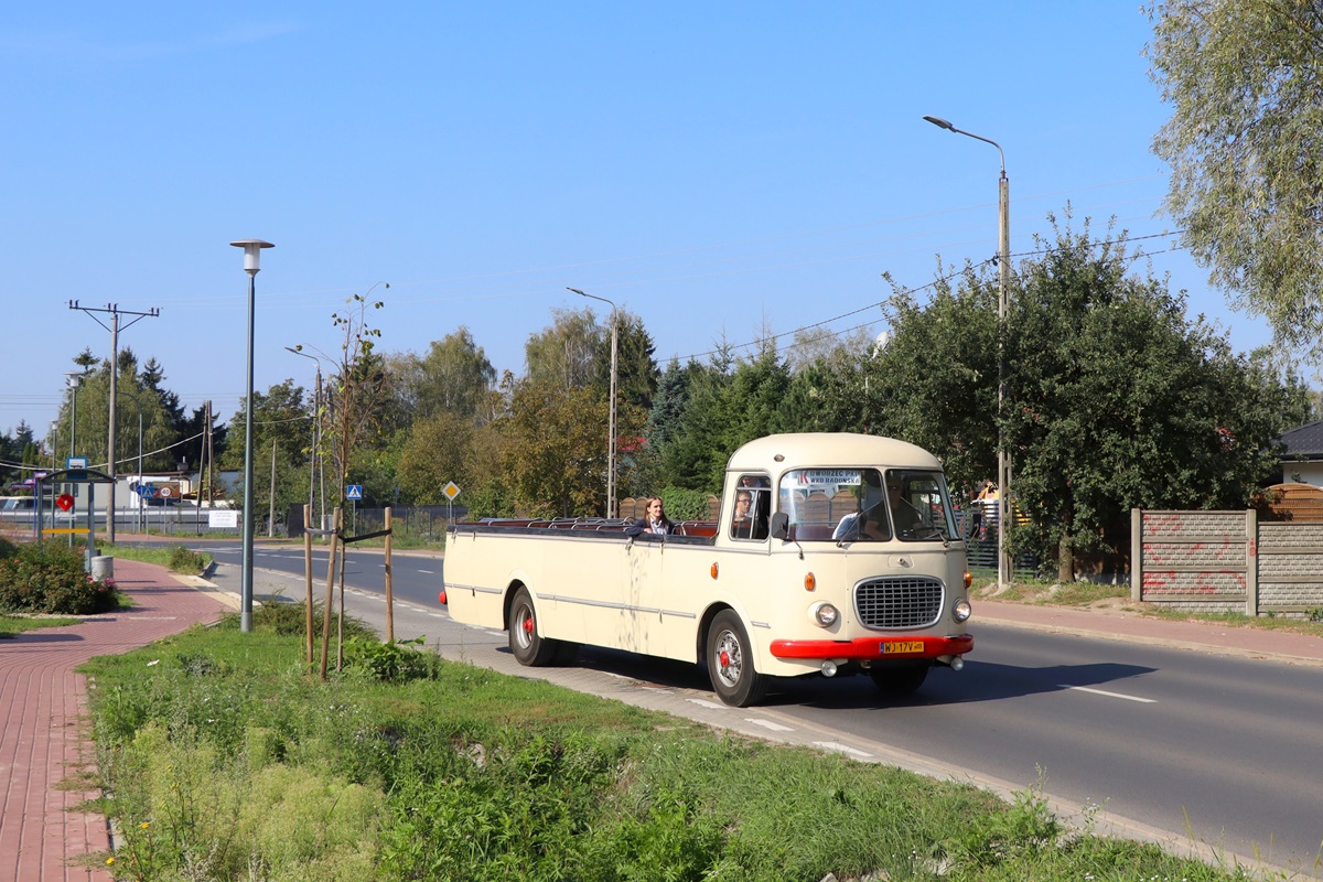 8083
OgĂłrek wyrusza z przystanku âGrodzisk Maz. Batorego 01â w trakcie przejazdu po trasie linii specjalnej K, uruchomionej z okazji Dnia Otwartego w WKD. W trakcie tego kursu zaĹoga autobusĂłw zapoznawaĹa siÄ trasÄ tejĹźe linii, a takĹźe rozklejano rozkĹad jazdy na przystankach. Pozdrowienia dla zaĹogi autobusu! 
Słowa kluczowe: J043