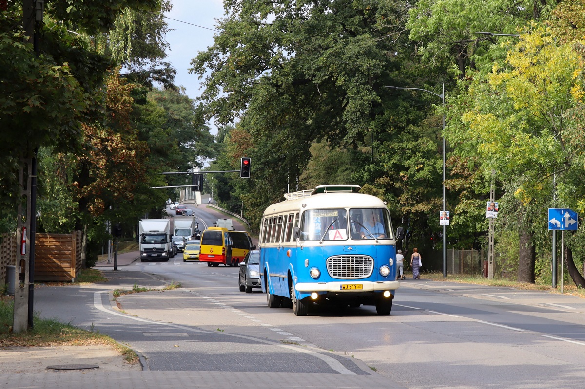 8058
OgĂłrek jedzie jako kurs linii specjalnej A: Ĺťabia Wola UrzÄd Gminy (13:35)-BrwinĂłw Rynek (14:25). W tle widoczny jest Mercedes-Benz 519 CDI / Eurotrans XXI Trituro #235 jadÄcy przejazdem technicznym do zajezdni PKS Tarnobrzeg w Chrzanowie DuĹźym. 
