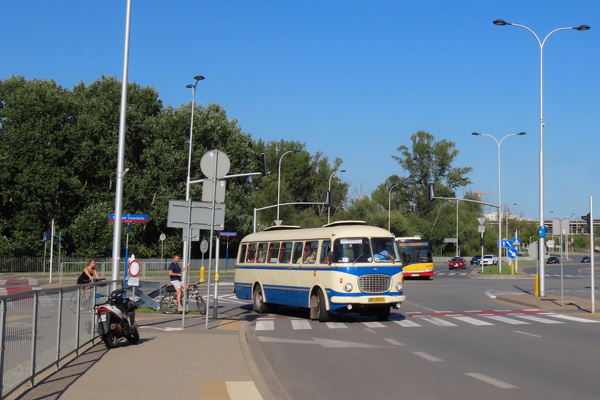 8081
OgĂłrek jedzie jako kurs linii numer 100: Dw. Centralny (15:30)-Dw. WileĹski (16:03)-Dw. Centralny (16:33). Pozdrowienia dla Kierowcy! W tle widoczny jest Solaris Urbino 12 #1418 jadÄcy jako kurs linii numer 146: Dw. Wschodni-Lubelska (16:15)-Falenica (16:56).
Słowa kluczowe: J043 WLT2023