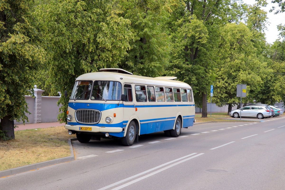 8081
OgĂłrek stoi w zatoce przystanku âGrodzisk Maz. RadoĹska WKD 02â jako wynajem.
Słowa kluczowe: J043