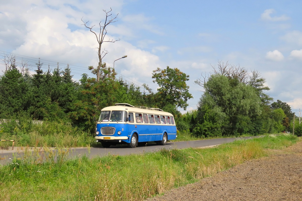 8058
OgĂłrek w trakcie âfotostopuâ jako kurs linii specjalnej 500 â Grodzisk Maz. KoĹciuszki/1 Maja (14:15)-KĹudzienko PÄtla (14:44)-Grodzisk Maz. KoĹciuszki/1 Maja (15:18). Linia zostaĹa uruchomiona z okazji wydarzenia pod nazwÄ "Nasze wsie naszÄ dumÄ". Pozdrowienia dla zaĹogi wozu! 
Słowa kluczowe: J043