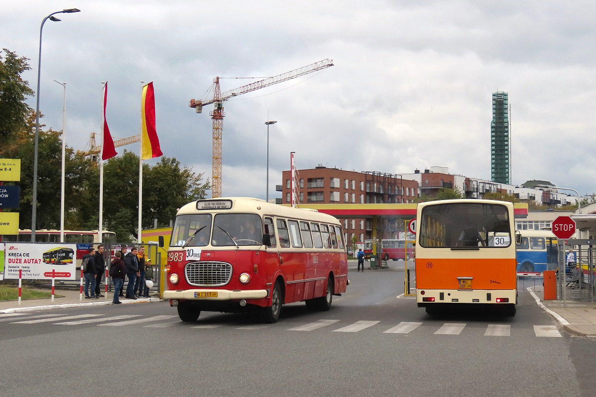 1983
OgĂłrek wyruszyĹ z terenu zajezdni Stalowa jako kurs linii specjalnej 30BIS â Zajezdnia Stalowa (14:50)-Plac Hallera (14:55). Obok oczekuje na wjazd teren zajezdni Jelcz L11/2 #90904 po wykonaniu kursu linii specjalnej 30BIS â Plac Hallera (14:50)-Zajezdnia Stalowa (14:55).
Słowa kluczowe: DTP2022