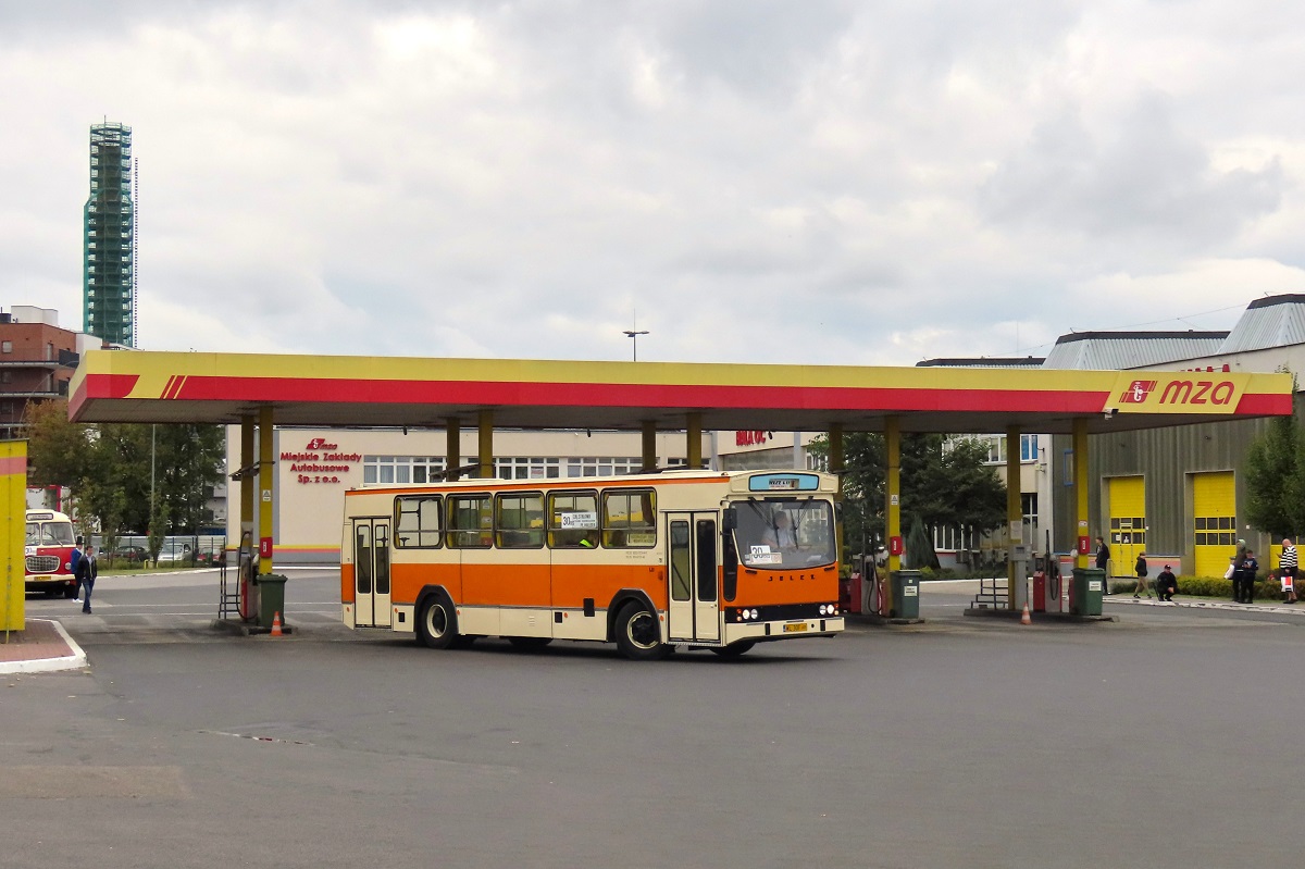 90904
MIG jedzie na przystanek techniczny âZajezdnia Stalowa 51â gdzie rozpocznie wykonywaÄ kurs linii specjalnej 30BIS â Zajezdnia Stalowa (15:20)-Plac Hallera (15:25). W tle widoczny jest Jelcz 272 MEX #1983 w trakcie przerwy jako kolejna brygada linii 30BIS.
Słowa kluczowe: DTP2022