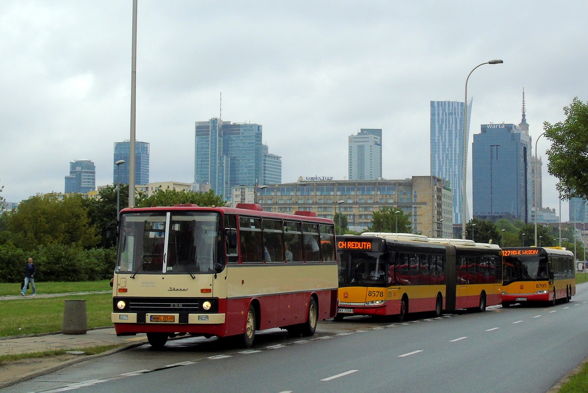 WWL 05
Ikarus podczas fotostopu na przystanku "Spiska 02" podczas wykonywania kursu specjalnego dla miĹoĹnikĂłw kolei z grupy "Po Szynach Mazowsza" w relacji Warszawa Plac Zawiszy-Idzikowice (ZNT Kruszewiec). Za nim stoi Solaris Urbino 18 #8578 wykonujÄcy kurs linii numer 158 w relacji Witolin (8:55)-CH Reduta (9:35) i Solaris Urbino 15 #8705 w obsĹudze kursu linii numer 127 w relacji Mariensztat (9:03)-Nowe WĹochy (9:46). 
Słowa kluczowe: IK256 Skyline