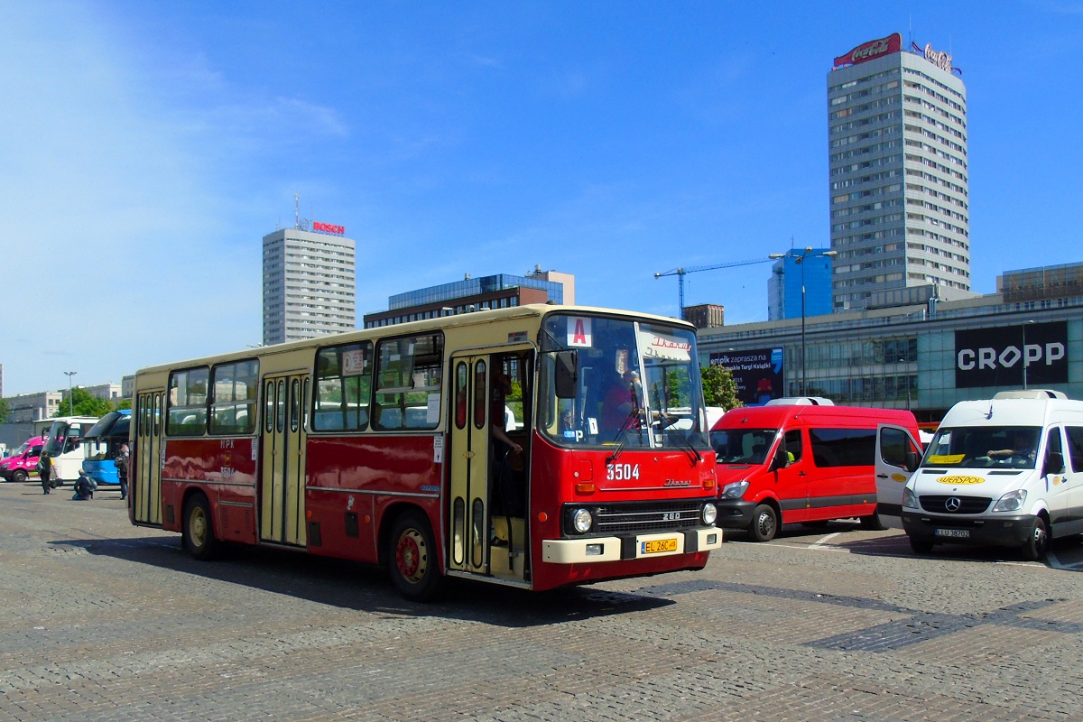 3504
Ikarus wjeżdża na Plac Defilad gdzie odbędzie się Międzynarodowy Zlot Zabytkowych Autobusów 2015. 
Słowa kluczowe: NM2015 IK260