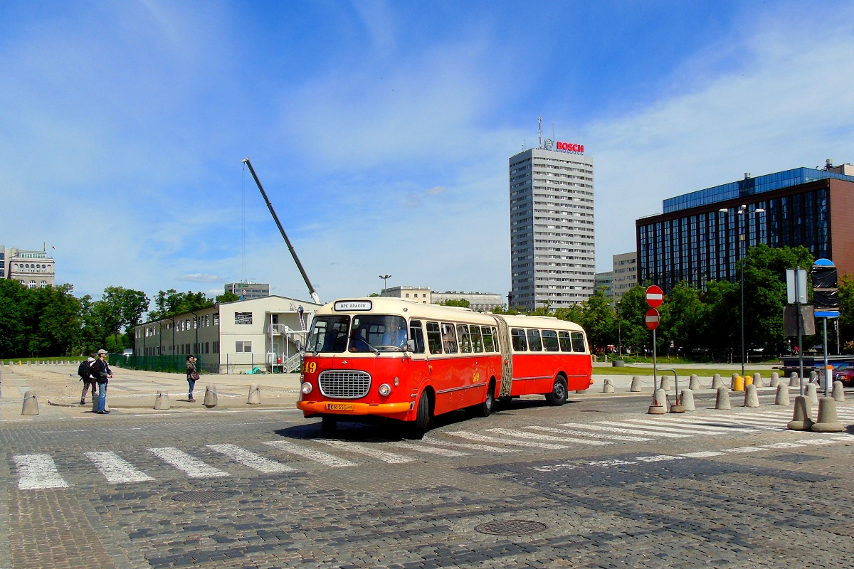 549
OgĂłrek naleĹźÄcy do krakowskiego MPK wjeĹźdĹźa na Plac Defilad gdzie odbÄdzie siÄ MiÄdzynarodowy Zlot Zabytkowych AutobusĂłw 2015. 
Słowa kluczowe: J021
