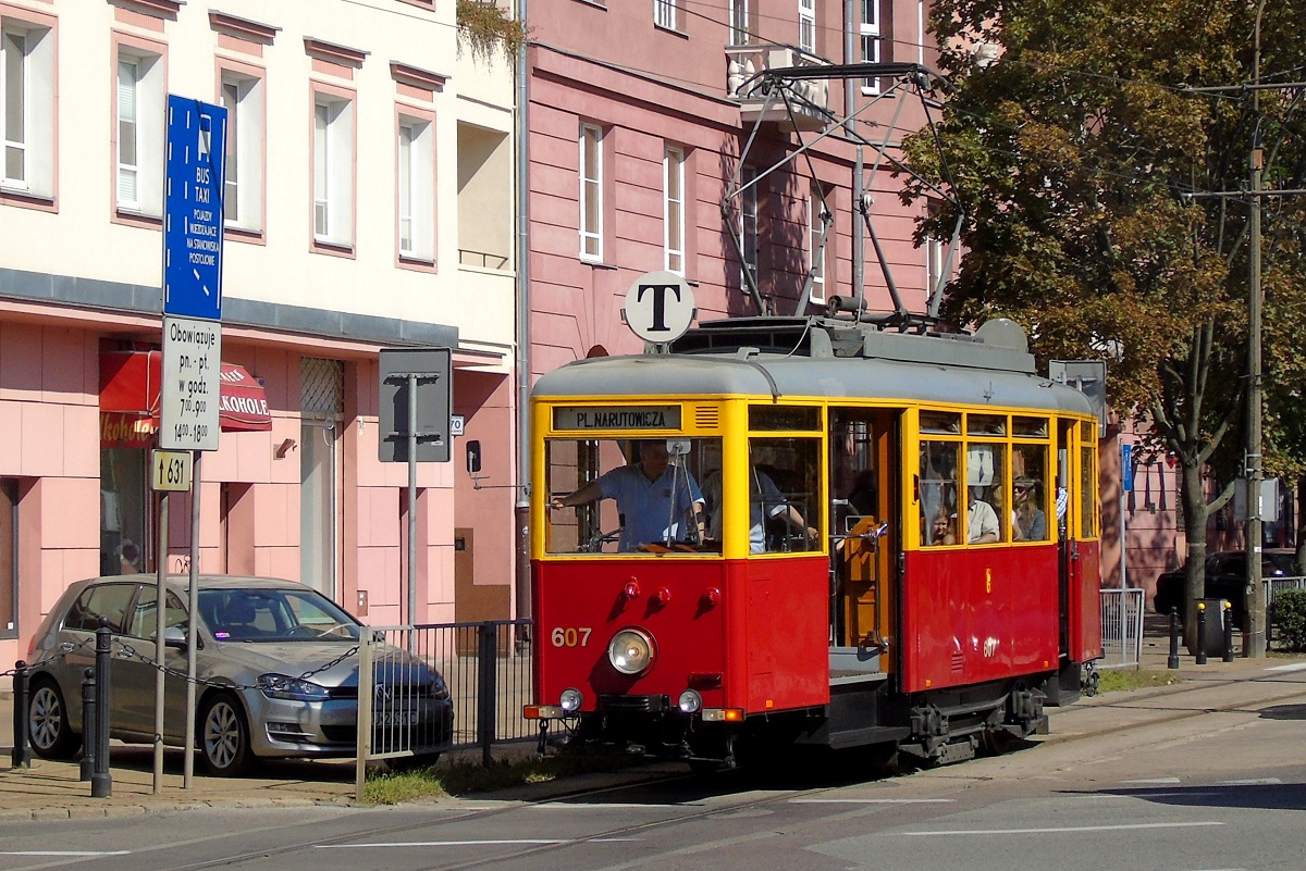 607
eNka wjeĹźdĹźa na plac Narutowicza koĹczÄc kurs linii turystycznej T rozpoczÄtego na placu Narutowicza o godzinie 13:00. 
Obecnie wagon posiada juĹź prawidĹowe malowanie tj. kremowo-czerwone. 
