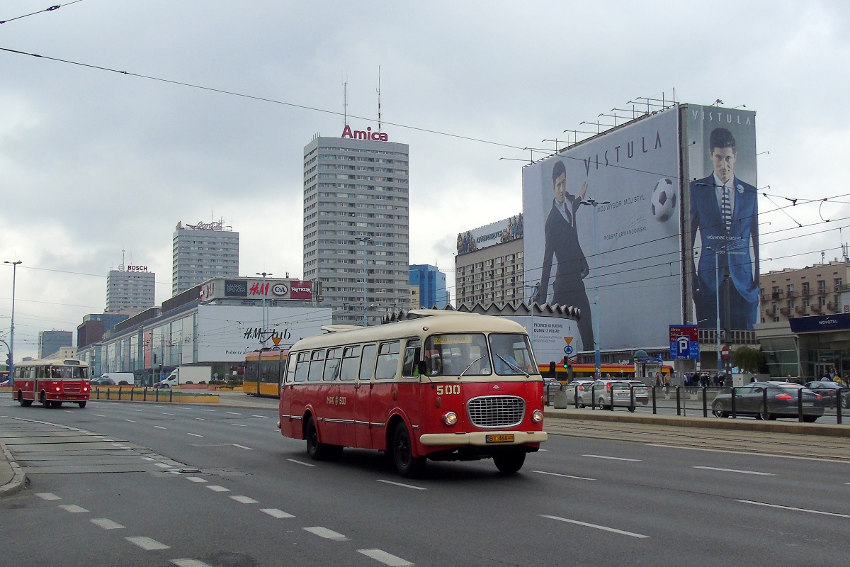 500
OgĂłrek i SAN H100B #160 jadÄ ulicami Warszawy w trakcie parady autobusĂłw w ramach MiÄdzynarodowego Zlotu Zabytkowych AutobusĂłw 2016. 
Słowa kluczowe: NM2016 J043 Parada