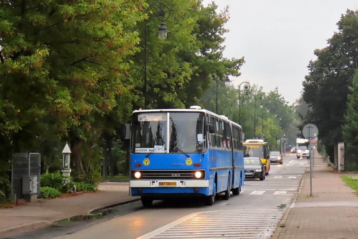 RV52 
Ikarus jedzie jako kurs specjalny linii numer 31 â Ĺťabia Wola UrzÄd Gminy (6:47)-Grodzisk Maz. Dw. PKP (7:11). Za nim jedzie VDL Berkhof ProCity #50022 jako kurs linii numer 21 â WĹadkĂłw PÄtla (6:43)-Grodzisk Maz. Dw. PKP (7:15). 
Z okazji Dnia Bez Samochodu, w dniu 22 wrzeĹnia 2021 r., gmina Ĺťabia Wola przy wspĂłĹpracy z Powiatem Grodziskim oraz KMKM Warszawa obsĹuĹźyĹo kilka kursĂłw na powiatowej linii nr 31 zabytkowymi autobusami w postaci widocznego na zdjÄciu Ikarusa, Sana H100A #8082 oraz Jelcza 272 MEX-a #1983. 
