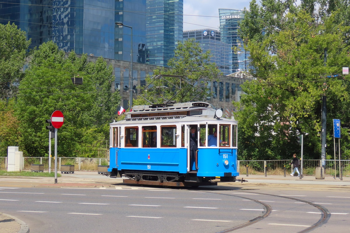 151
Wagon Tw jedzie przejazdem technicznym z zajezdni MokotĂłw do Placu Starynkiewicza gdzie rozpocznie wykonywaÄ specjalne kursy turystyczne z pasaĹźerami po Warszawie. 
