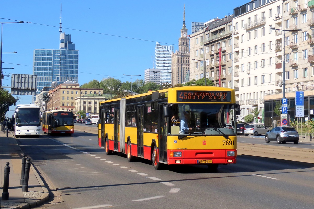 7891
Jelcz jedzie jako kurs linii specjalnej 458: Emilii Plater (9:55)-Zajezdnia Ostrobramska (10:17). Pozdrowienia dla Kierowcy! Linia zostaĹa uruchomiona z okazji Dni Transportu Publicznego 2023. W tle widoczny jest Solaris Urbino 18 #8576 jadÄcy jako kurs linii numer 507: Dw. Centralny (9:40)-GocĹaw (10:04).
Słowa kluczowe: DTP2023 M181