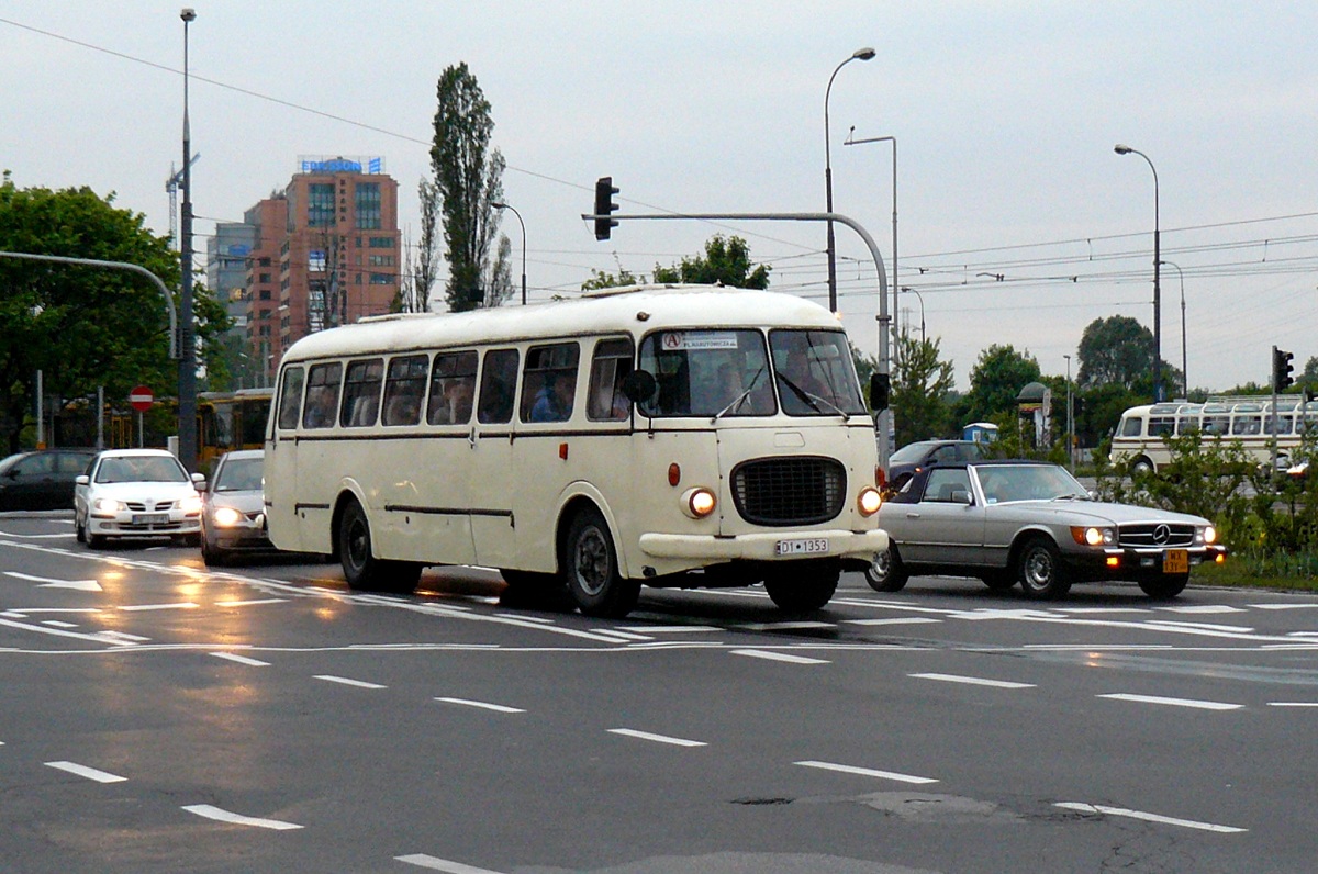 D1 1353
OgĂłrek z Muzeum Motoryzacji i Techniki z OtrÄbus w trakcie obsĹugi kursu specjalnej linii A w relacji BielaĹska-Plac Narutowicza uruchomionej z okazji Nocy MuzeĂłw 2010.
Słowa kluczowe: NM2010 J043