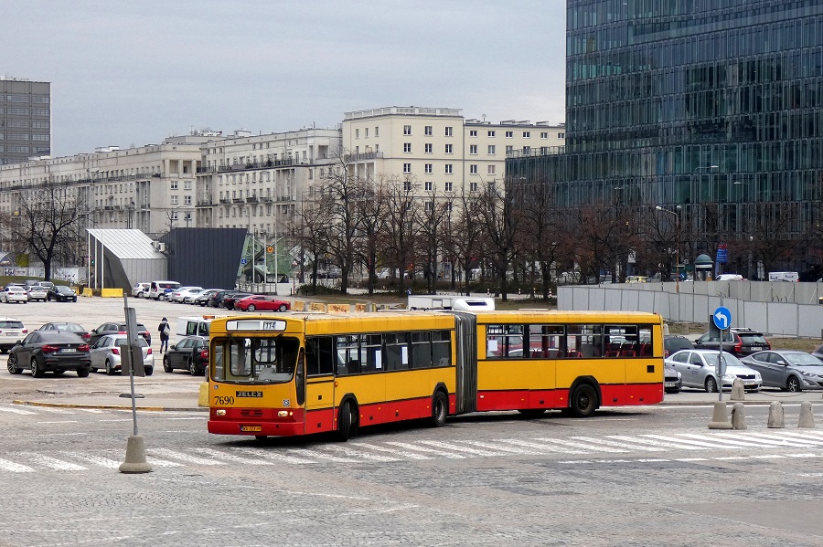 7690
Jelcz wjeĹźdĹźa na plac gdzie bÄdzie gĹĂłwnym atrybutem wydarzenia pod nazwÄ âEscape Busâ. 
