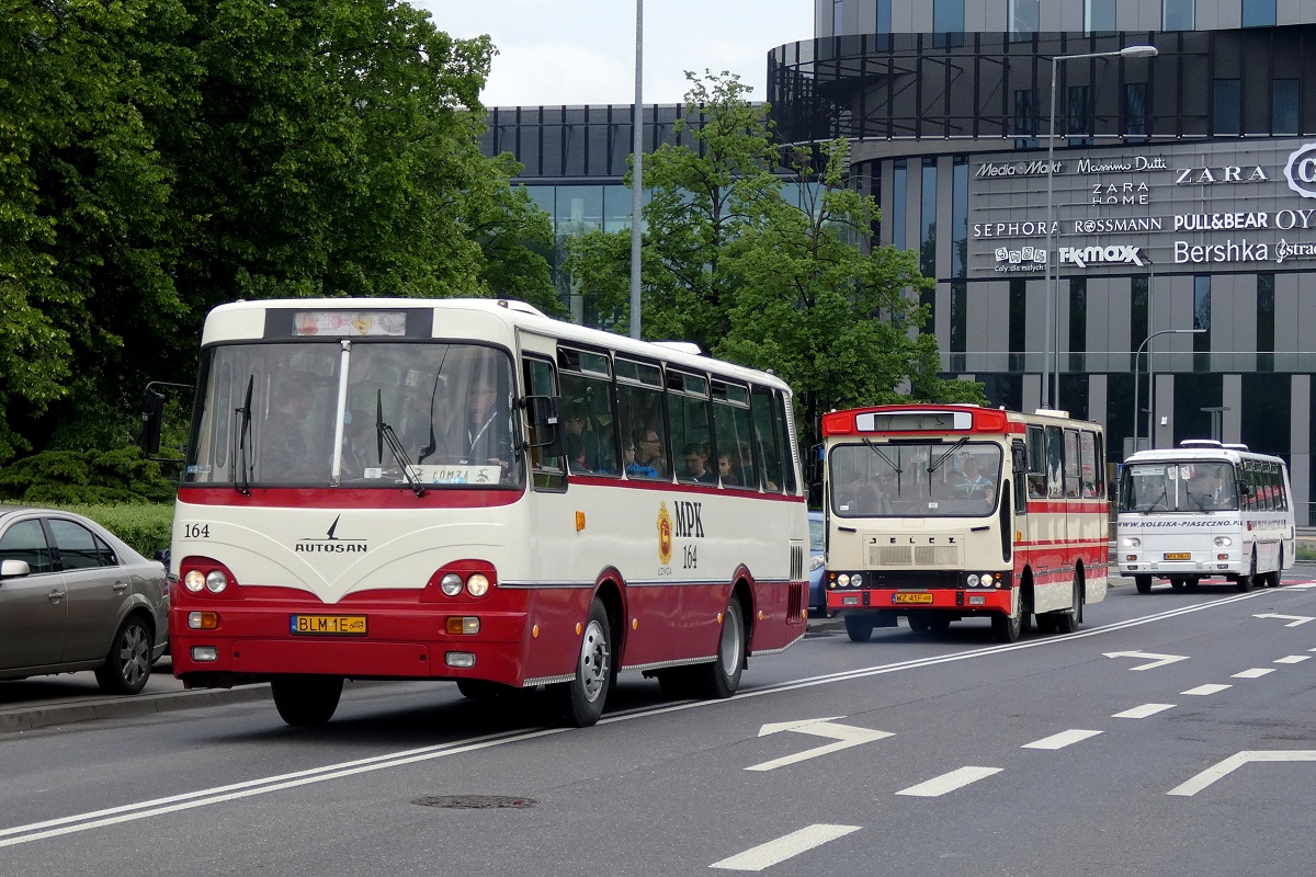 164
Psiukacz, Jelcz (#WZ 41F) i Klamka (#WPA 9M) biorÄ udziaĹ w paradzie zabytkowych autobusĂłw w ramach XIV Zlotu Zabytkowych AutobusĂłw. 
Słowa kluczowe: NM2019 H9-35 Parada
