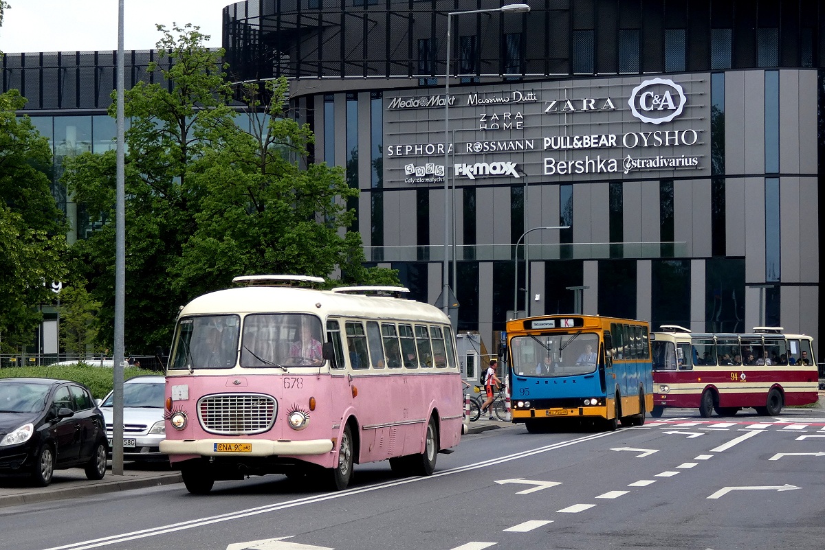 678
OgĂłrek, MIG (#95) i Psiukacz (#94) biorÄ udziaĹ w paradzie zabytkowych autobusĂłw w ramach XIV Zlotu Zabytkowych AutobusĂłw. 
Słowa kluczowe: NM2019 J043