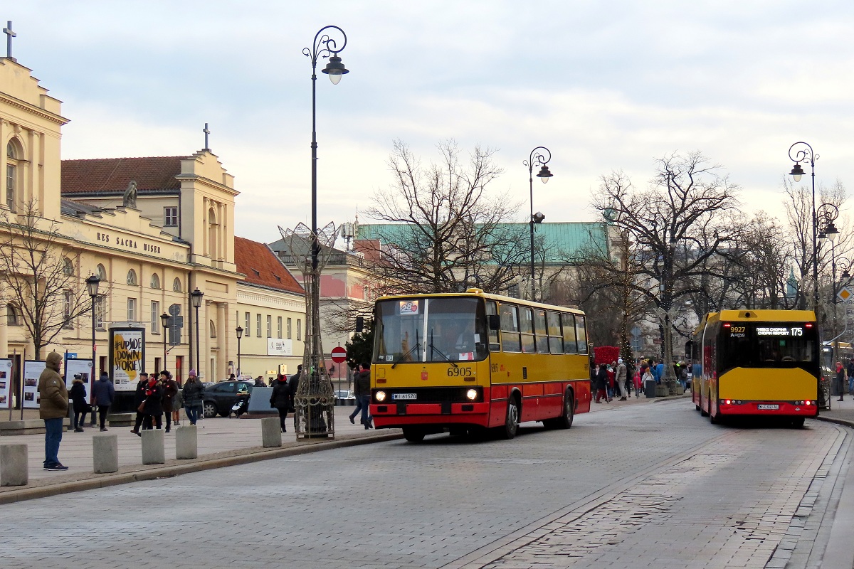 6905
Ikarus wykonuje opĂłĹşniony o ok. 10 minut kurs linii specjalnej 28F w relacji Ĺazienki KrĂłlewskie (14:50)-Konwiktorska (15:10). Obok odjeĹźdĹźa z przystanku âPlac Zamkowy 01â Solaris Urbino 18 CNG #9927 wykonujÄc opĂłĹşniony o ok. 10 minut kurs linii numer 175 w relacji Plac PiĹsudskiego (15:00)-Terminal Autokarowy (15:38). 
Słowa kluczowe: IK260 WOĹP2020
