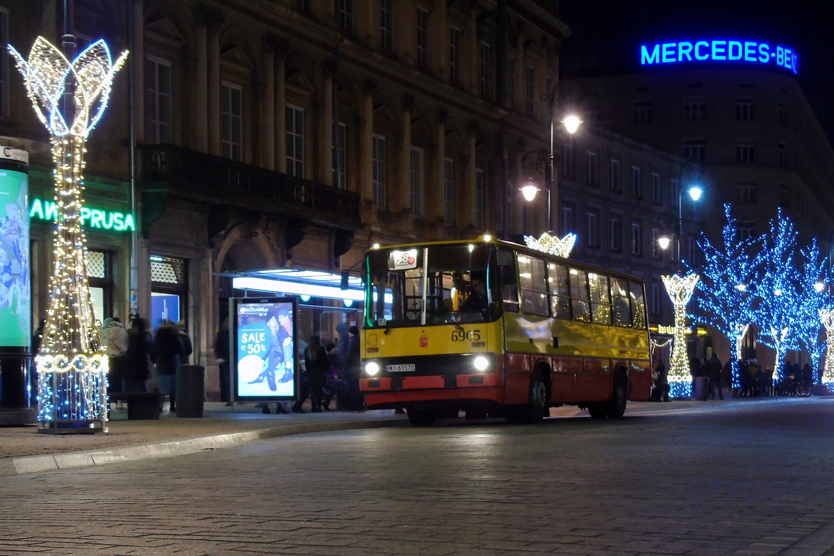 6905
Ikarus stoi na przystanku âUniwersytet 01â wykonujÄc opĂłĹşniony o ok. 10 minut kurs linii specjalnej 28F w relacji Konwiktorska (16:31)-Ĺazienki KrĂłlewskie (16:50). 
Słowa kluczowe: IK260 Iluminacja WOĹP2020