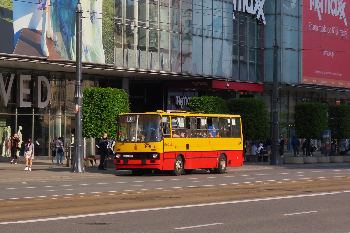 6905
Ikarus stoi na przystanku âCentrum 02â w trakcie przerwy pomiÄdzy wykonywaniem kursĂłw na linii numer 100 -  (Centrum-Plac KrasiĹskich-Park Praski-Plac Trzech KrzyĹźy-Ĺazienki KrĂłlewskie-Plac Konstytucji-Centrum). 
Słowa kluczowe: IK260