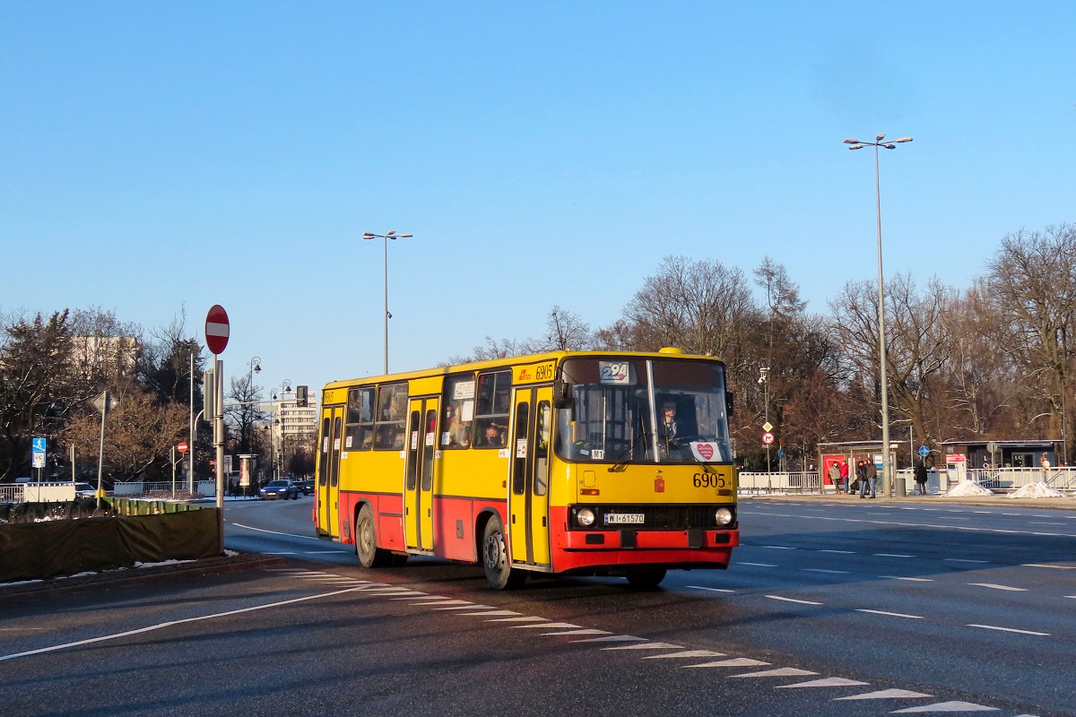 6905
Ikarus jedzie jako kurs linii specjalnej 29A â BielaĹska (14:35)-Ĺazienki KrĂłlewskie (14:51). Linia ta zostaĹa uruchomiona z okazji 29 finaĹu WOĹP. 
Słowa kluczowe: WOĹP2021 IK260 zima