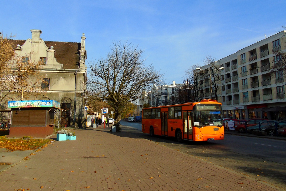 40114
Jelcz (dawny A514) wyruszyĹ z przystanku spod dworca PKP w obsĹudze kursu specjalnej linii cmentarnej w relacji PruszkĂłw 3 Maja Rondo (13:00)-PruszkĂłw Osiedle Staszica (13:17). 
ByĹ to ostatni raz gdy PKS Grodzisk na wĹasnÄ rÄkÄ organizowaĹ komunikacjÄ cmentarnÄ w Pruszkowie. W kolejnych latach PKS Grodzisk nadal obsĹugiwaĹ kursy na pruszkowskie cmentarze (a w rzeczywistoĹci skrĂłcone kursy linii miejskiej nr 6) ale juĹź na zlecenie UM PruszkĂłw dziÄki czemu zwiÄkszono czÄstotliwoĹÄ i wykorzystano do jej obsĹugi autobusy miejskie.

