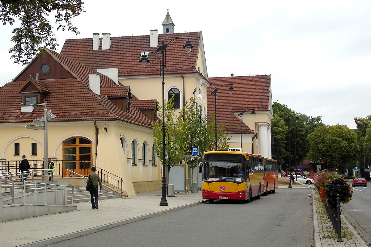 40131
Pierwszy z Jelczy oczekuje na odjazd w trakcie wykonywania kursu "5111" linii numer 2 w relacji Urszulin PÄtla (6:56)-KuklĂłwka (7:45). Za nim stoi Jelcz (#40132) w trakcie wykonywania kursu "5506" linii numer 3 w relacji SzczÄsne Cmentarz Nowy (6:50)-KĹudzienko PÄtla (7:50). 
W wakacje 2016 r. planowe SAM-y zadysponowano do obsĹugi linii zastÄpczych za pociÄgi WKD oraz do nowego kontraktu w Pruszkowie (do czasu przybycia fabrycznie nowych ZAZ-Ăłw). W zwiÄzku z tym czÄĹÄ brygad zdegradowano na mniejsze wozy, inne zaĹ byĹy obsĹugiwane przez wolne w czasie wakacji Jelcze 120M. 
Słowa kluczowe: DziwadĹo