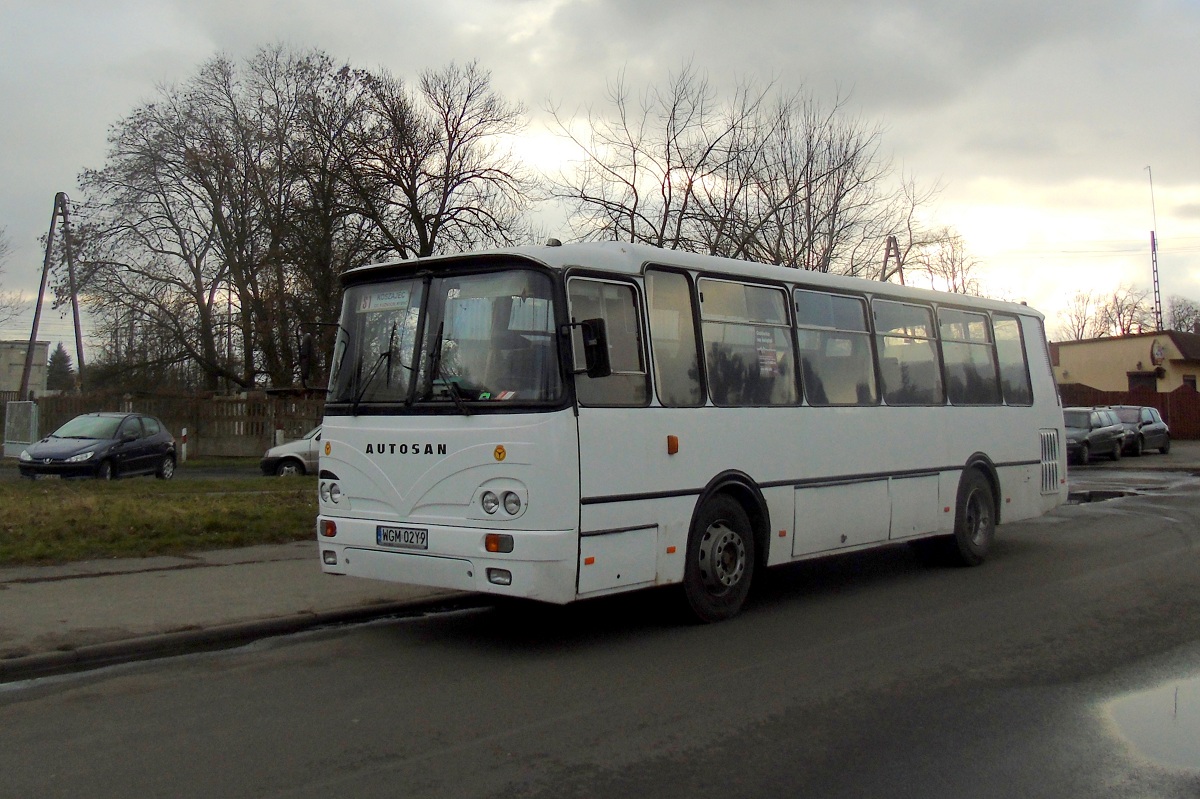 40004
Autosan oczekuje na wykonanie kursu linii S1 w relacji Sochaczew Dw. Autobusowy/PKP/Sienkiewicza (13:55)-Koszajec (14:31). 
ZarĂłwno na liniach miejskich ZKM Sochaczew jak i miejskich PKS Grodzisk w Sochaczewie moĹźna spotkaÄ pojazdy starsze jak choÄby Migi ZKM czy HadziewiÄtki PKS-u jak i teĹź nowsze jak choÄby Solarisy Urbino ZKM czy ex. warszawskie Scanie OmniCity PKS-u. 
Słowa kluczowe: H9-21