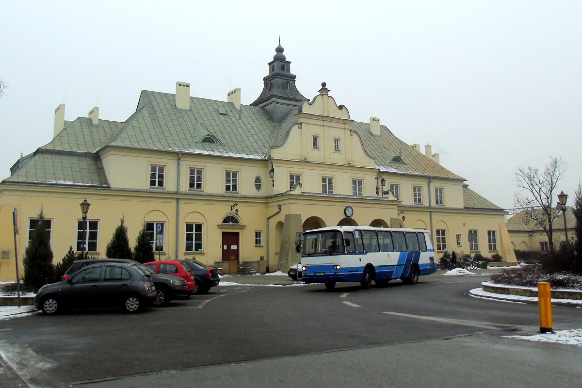 00112
Klamka wyruszyĹa spod widocznego na zdjÄciu dworca PKP rozpoczynajÄc wykonywanie kursu "6180" linii podmiejskiej w relacji ĹťyrardĂłw PKP (11:49)-BolimĂłw (12:42). 
Słowa kluczowe: H9-21