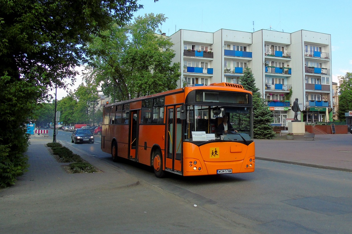 40109
Jelcz (dawny warszawski A509) po wysadzeniu pasaĹźerĂłw kursu zastÄpczej komunikacji autobusowej Kolei Mazowieckich z Pruszkowa zjeĹźdĹźa tam ponownie tym razem na pusto do bazy. 
