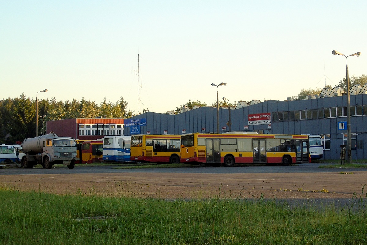 30020
TytuĹowy SAM stoi na grodziskiej zajezdni PKS Grodzisk w towarzystwie (kolejno od lewej): Mercedesa-Benza O303-11ĂHE #50115, Szambiarki marki Jelcz, Autosana M09LE.01.2 #30026, Autosana H9-21 #60534, SAM-a A21 #30029 i Mercedesa-Benza O303-11ĂHE #70102. 
