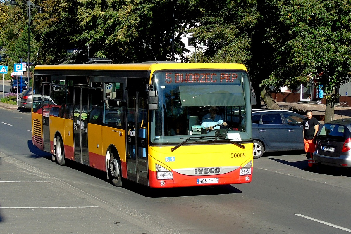 50002
Iveco jedzie w obsĹudze kursu "5853" linii numer 5 w relacji Izdebno PÄtla (16:12)-Grodzisk Maz. Dw. PKP (16:41). 
W poĹowie lipca 2018 r. wĂłz podczas zjazdu z linii L z Konstancina doszczÄtnie spĹonÄĹ wskutek samozapĹonu. Z tego co siÄ nieoficjalnie dowiedziaĹem, pod koniec zeszĹego roku wrak pojazdu zostaĹ nabyty przez Stalko (potwierdza to zresztÄ baza danych w serwisie Phototrans). Strach pomyĹleÄ na co im jest on potrzebny...... 
