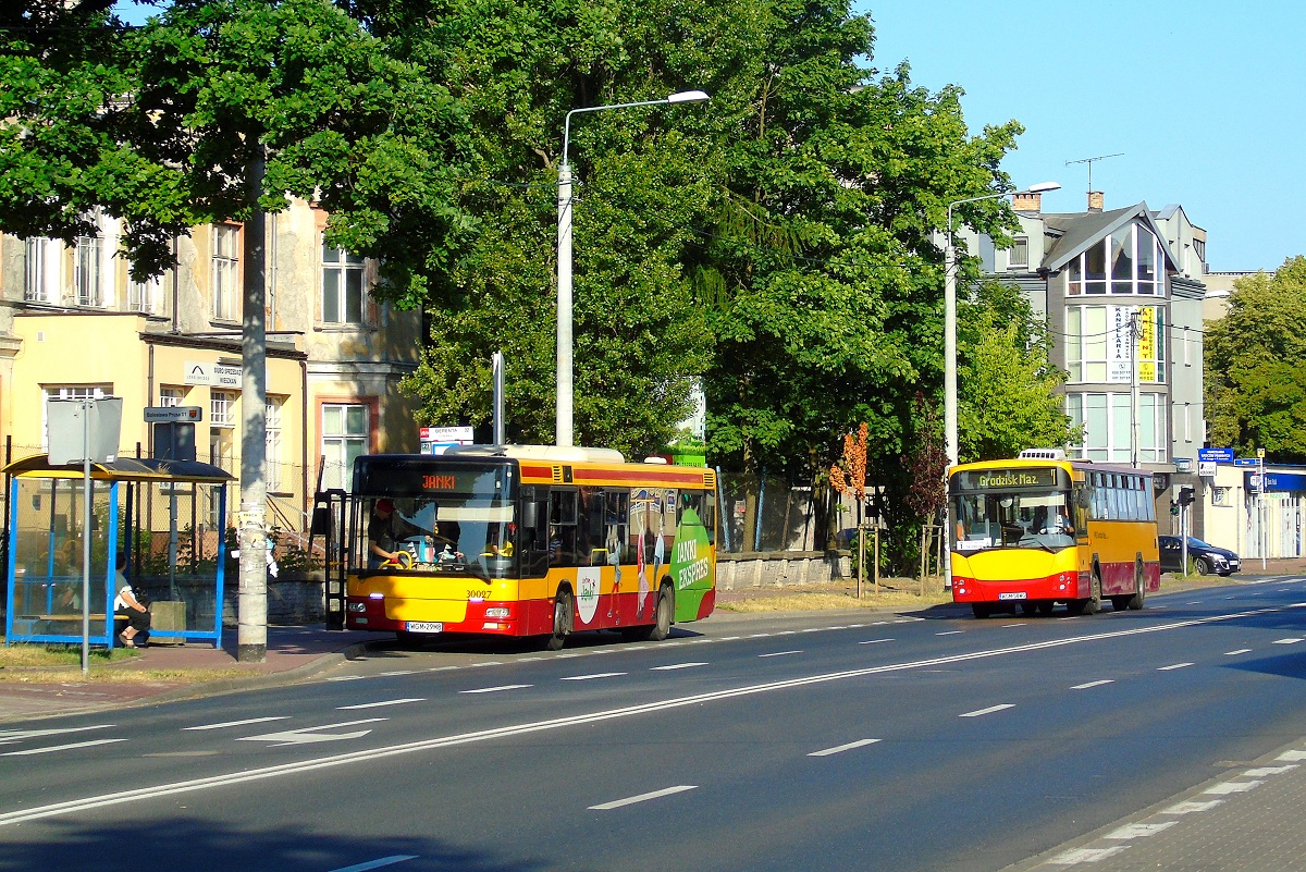 30027
SAM stoi na przystanku "BolesĹawa Prusa 01" w obsĹudze kursu "4930" linii podmiejskiej w relacji Warszawa Ursus NiedĹşwiadek (7:05)-Janki REAL (8:00). Za nim jedzie Jelcz (#40105 ex. A505) w obsĹudze kursu "1005" zastÄpczej komunikacji autobusowej WKD linii numer 1 w relacji Warszawa ĹrĂłdmieĹcie WKD (7:00)-PruszkĂłw WKD (7:37). 
