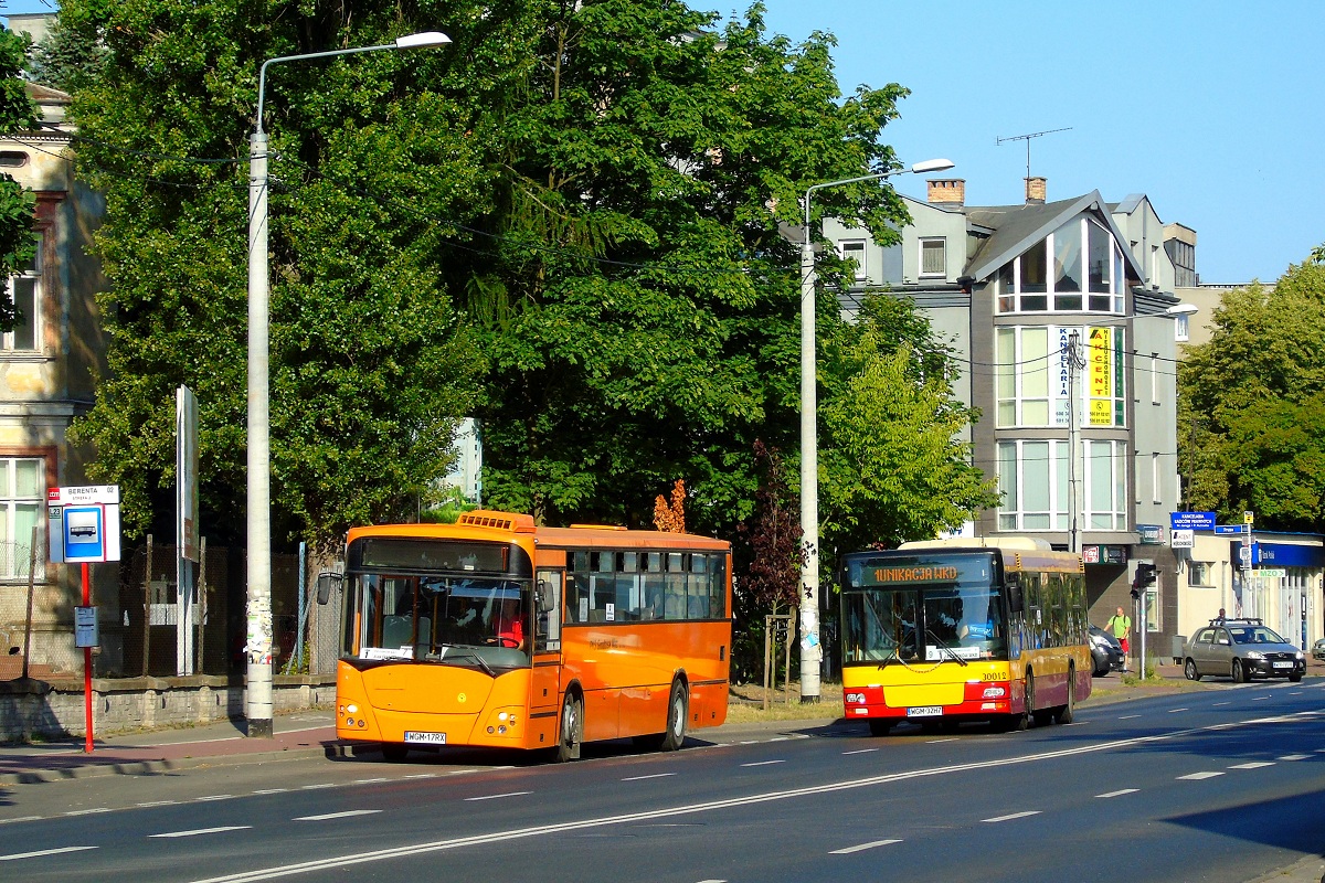 40132
Jelcz (dawny A532) stoi na przystanku "BolesĹawa Prusa 01" oczekujÄc na przejazd pod przystanek WKD PruszkĂłw w celu obsĹugi kursu zastÄpczej komunikacji autobusowej WKD do Warszawy. Do Jelcza doĹÄczy za chwilÄ widoczny w tle SAM A21 #30012. Zwracam uwagÄ na doĹÄ ciekawe "zabezpieczenie" wycieraczek w SAM-ie. 
Słowa kluczowe: zawkd