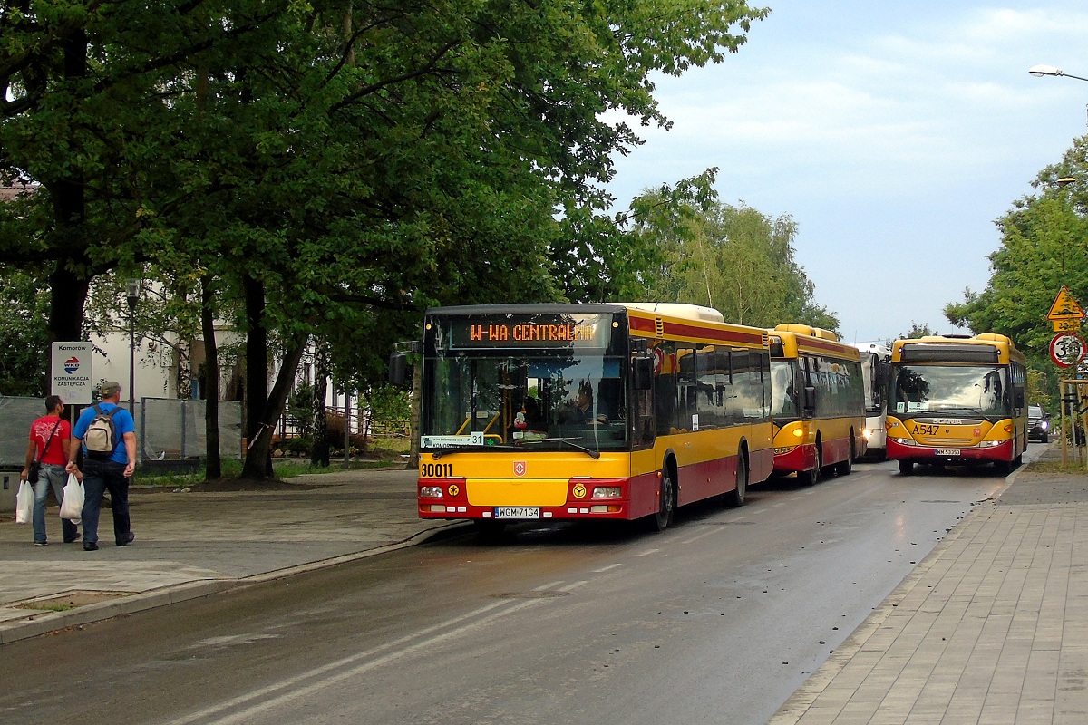 30011
SAM na czele autobusĂłw w skĹad ktĂłrych oprĂłcz tytuĹowego wozu wchodziĹy jeszcze 2 Scanie OmniCity oraz Scania L94IB / Hispano Veleo po zakoĹczeniu obsĹugi kursu "2715" zastÄpczej komunikacji autobusowej WKD linii numer 2 w relacji Warszawy ĹrĂłdmieĹcie WKD (18:16)-KomorĂłw (19:06). 
Słowa kluczowe: zawkd
