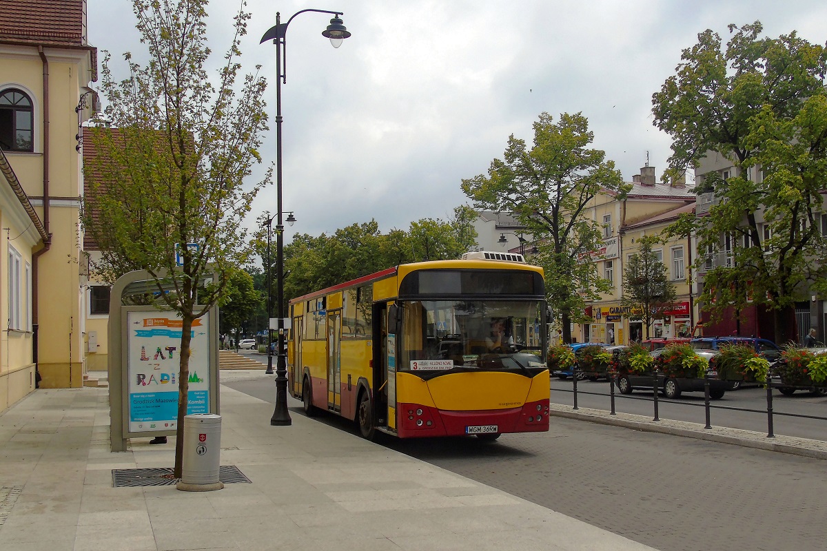 40121
Jelcz stoi na pÄtli przy dworcu PKP jako kurs "5512" linii numer 3 - Radonie PÄtla (9:55)-KĹudno Nowe PÄtla (11:00). 
ByĹ to ostatni dzieĹ eksploatacji tego wozu w wersji trzydrzwiowej. Przez nastÄpne 2 lata pojazd byĹ odstawiony i nastÄpnie zostaĹ zmodernizowany do wersji dwudrzwiowej wspĂłlnymi siĹami PKS Gostynin i PKS Kutno. 
Słowa kluczowe: DziwadĹo