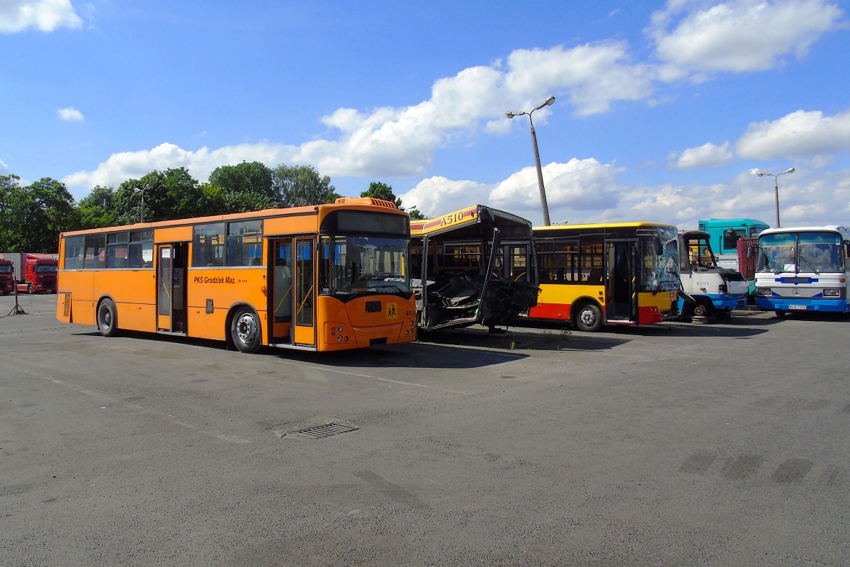 40116
SĹuĹźÄce jako magazyn czÄĹci zamiennych Jelcz 120M #40116, Scania OmniCity #A510 (70210) oraz Mercedes-Benz 814 D / AuwĂ¤rter Teamstar City #80103, a takĹźe rozbity ZAZ A10C30 #60005 stojÄ na terenie grodziskiej zajezdni PKS Grodzisk. Na zdjÄciu widoczne jest teĹź czoĹo Mercedesa O303 #70102. 
Słowa kluczowe: 120M