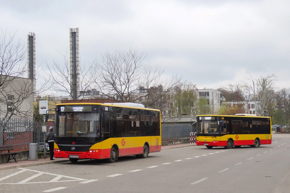 20149
TytuĹowy ZAZ stoi na przystanku âGrodzisk Maz. Szpital 01â po wykonaniu kursu â119â linii numer 17 â Grodzisk Maz. Szpital (13:15)-MilanĂłwek KrĂłlewska (13:47)-Grodzisk Maz. Szpital (14:14). NastÄpnie zjedzie na zajezdniÄ. Za nim zatrzymuje siÄ ZAZ A10C34 #149 (60011) po przyjeĹşdzie z zajezdni i wykona kurs â121â linii numer 17 â Grodzisk Maz. Szpital (14:15)-MilanĂłwek KrĂłlewska (14:47)-Grodzisk Maz. Szpital (15:14). 
