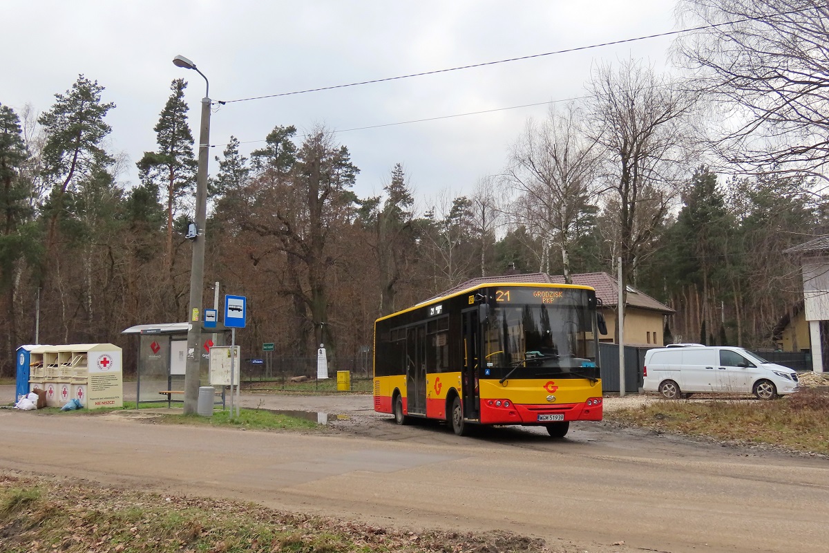 127 (80421)
ZAZ stoi na pÄtli w oczekiwaniu na wykonanie kursu â406â linii numer 21 â WĹadkĂłw PÄtla (13:45)-Grodzisk Maz. Dw. PKP (14:13).
