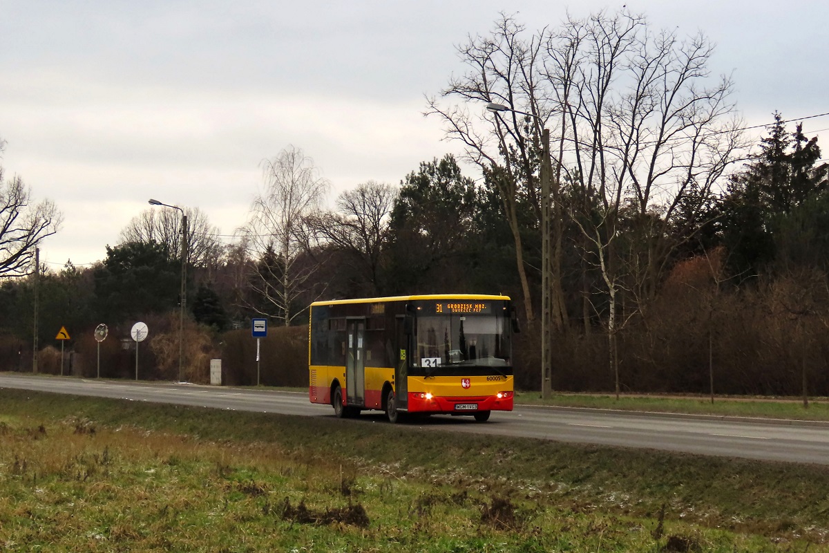 60005
ZAZ jedzie jako kurs linii numer 31 â Petrykozy Trakt KrĂłlewski (12:25)-Grodzisk Maz. Dw. PKP (13:27). 
WĂłz w ostatnim czasie ponownie zostaĹ pomalowany w "warszawski" schemat malowania, dodatkowo otrzymaĹ boczny wyĹwietlacz i wydzielonÄ strefÄ bezpieczeĹstwa dla kierowcy. 
